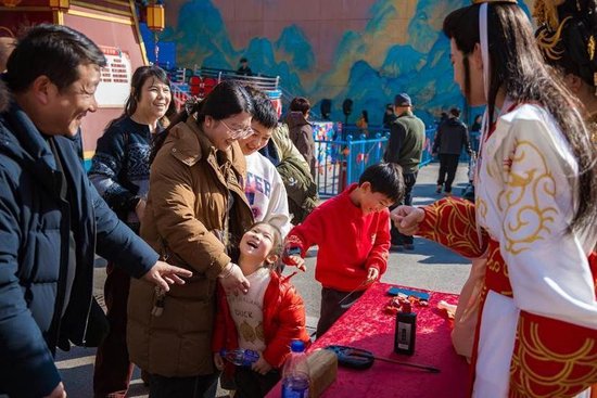 银基乐园项目人员与游客互动