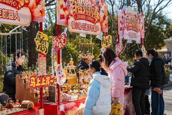 游客打卡动物王国非遗摊位