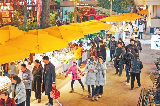 春节假期，郑州磨街文创园游人如织，到处充满热闹和喜庆。　本报全媒体记者　邓放　摄