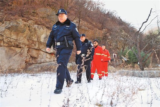 灵宝市公安局森林警察大队民警和护林员在小秦岭开展联合巡查。 本报全媒体记者 王富晓 摄