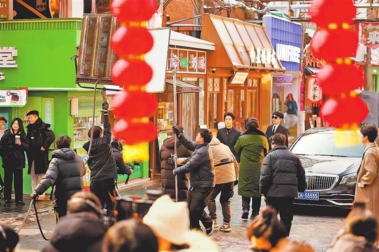 寧顥劇組正在鄭州記憶·油化廠創意園拍攝短劇。 受訪者供圖