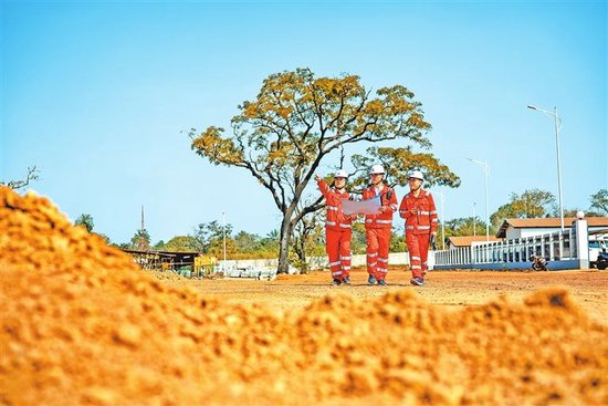 2026年1月15日，河南国际几内亚港口公司员工拿着施工图纸在工地检查。　本报全媒体记者　王亚鸽　崔超　摄