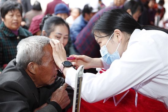 每年，河南省卫生健康委员会多次组织专家，到基层进行义诊。 许冬冬 摄