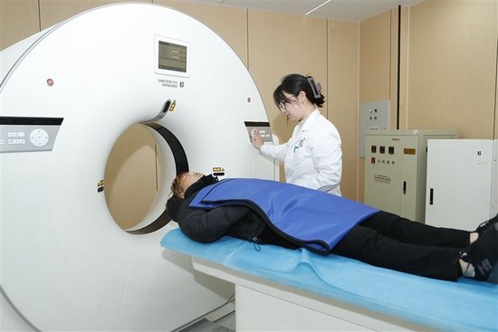 济源示范区大峪卫生院的医生正在为群众做CT检查。 许冬冬 摄