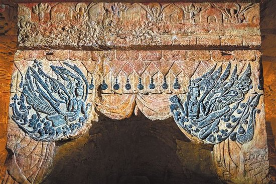 第三窟中心方柱上方的飞天造像。 张欣伟 摄