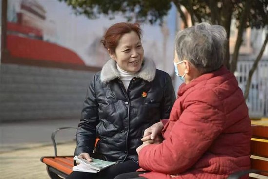 马静与社区居民交谈，了解群众需求，倾听群众心声。 受访者供图