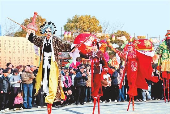 商丘火神台庙会高跷表演。张硕 摄