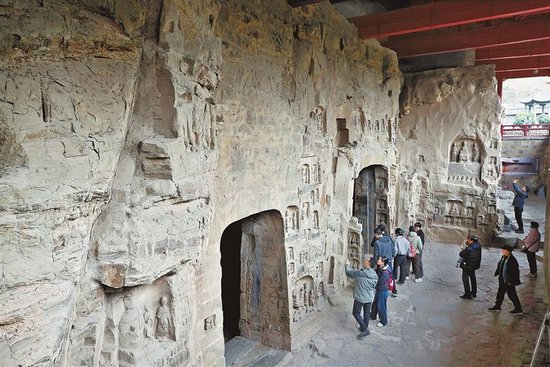 3月17日，游客在巩县石窟参观。 本报全媒体记者 聂冬晗 摄