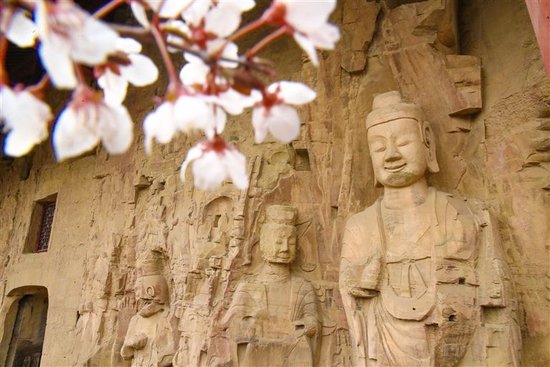 上图 巩县石窟是北魏皇家开凿的大型石窟之一（3月17日摄）。