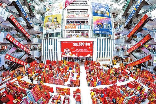 郑州百荣世贸商城已成为给胖东来、鲜风生活、淘小胖等豫超供货的重要采购中心。 本报全媒体记者 宋亚猛 摄