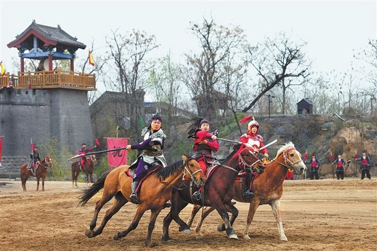 万岁山武侠城《三打祝家庄》演出现场。 本报全媒体记者 马绍坤 摄