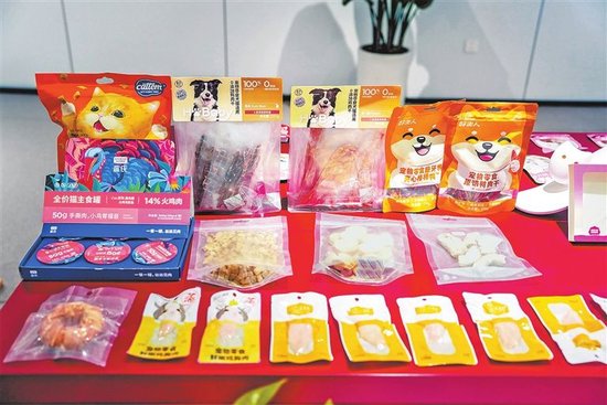 中誉宠物食品（漯河）有限公司生产的各类宠物食品。 受访者供图