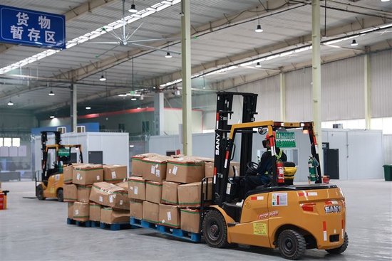 3月30日，郑州机场中大门前置货站内，一批跨境电商货物顺利完成海关申报、查验、安检等全流程作业，经专用驳运车辆运抵机场装机发往欧洲。本报全媒体记者 聂冬晗 摄