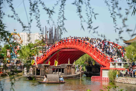 清明上河园景区游人如织。