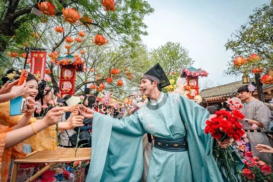 清明上河园“大宋簪花游园会”