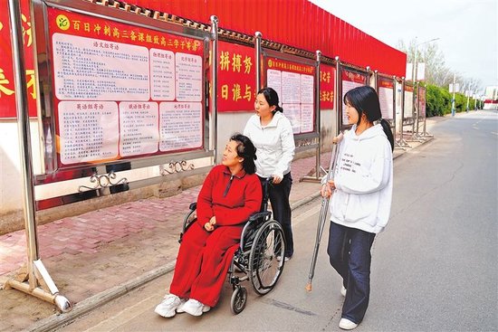 同学们和秦小佩一起读老师寄语。贾鹏 摄