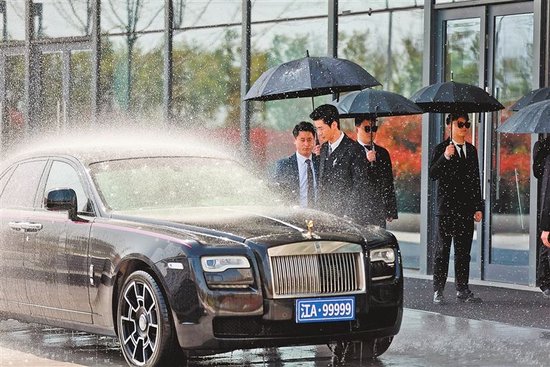 3月27日，郑州某微短剧正在拍摄，现场人工降雨设备模拟下雨，增强剧情冲突与情感张力。