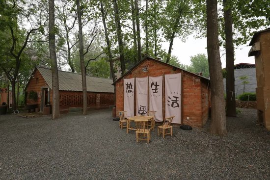由旧鸡舍、旧烟炕改造成的村口咖啡馆