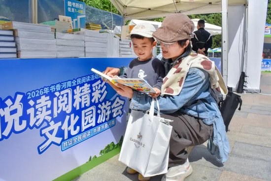 陈莹莉带着儿子逛书展