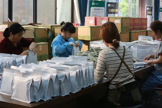 附近村民在工厂上班，打包速溶咖啡产品