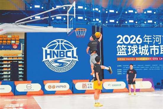 开幕式上的扣篮表演。 联赛官方图片