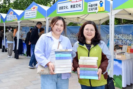 刘女士和蔡女士各自抱了一摞书