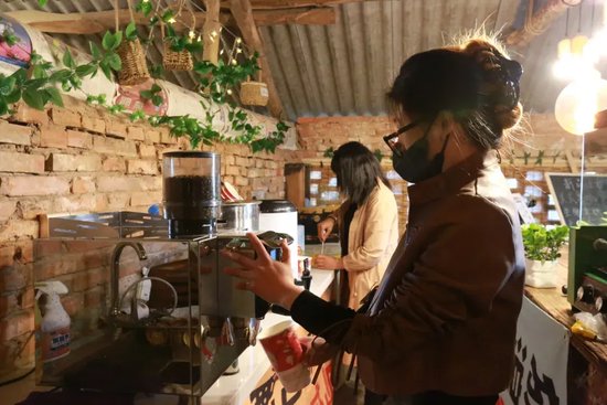 张溢铭（前排）在“村口咖啡馆”