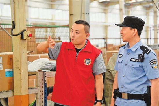 5月8日，岳滩派出所民警和“三蹦子义警队”队员在该队员所在的洛阳珠峰华鹰三轮摩托车有限公司开展安全隐患排查。 孙悦 摄