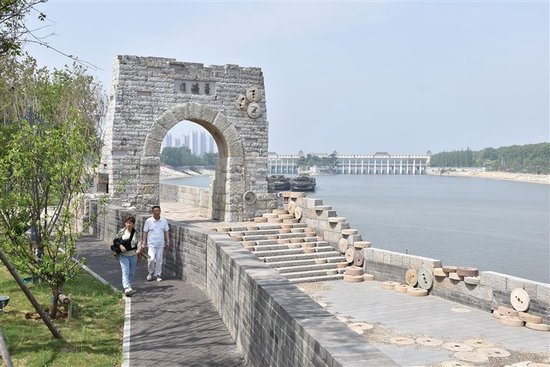 在周口周家口南寨历史文化街区，重建后的普济门码头景观成为岁月痕迹见证。　卢涛　摄