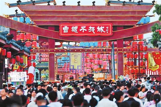 许昌曹魏古城内，汉服爱好者穿梭其中，与青砖黛瓦、飞檐斗拱相映成趣。 本报全媒体记者 聂冬晗 摄