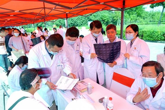 “健康中原行·大医献爱心”义诊现场，河南省肿瘤医院专家团对疑难病例进行MDT多学科联合会诊。 李昂 摄