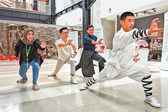 图① 在雅加达萨丽娜商场举办的文化快闪活动吸引大批民众参观体验，当地市民现场学习少林功夫。