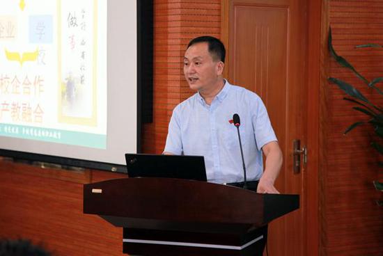 郑州市外资企业管理学校校长姜兴国围绕校企合作的举措做经验交流