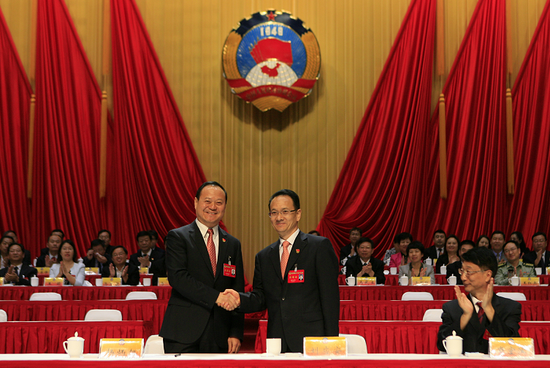 (杨炳旭(左)当选为新一届洛阳市政协主席)