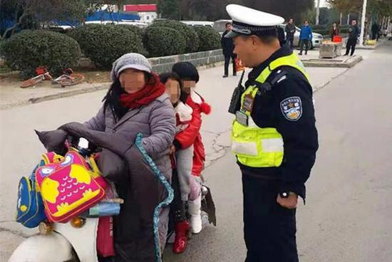 小细节暗藏大隐患 郑州交警严查电动车违规载