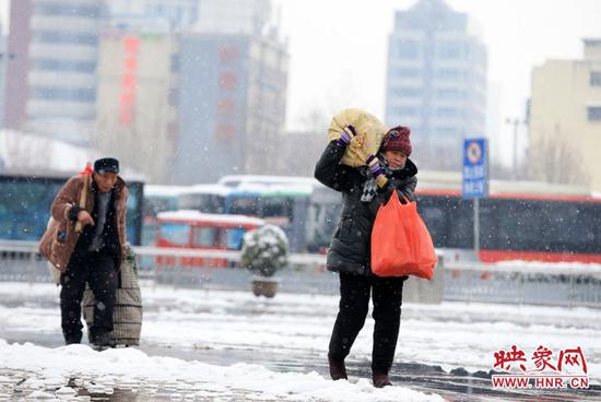 一场瑞雪牵绊了多少人的脚步