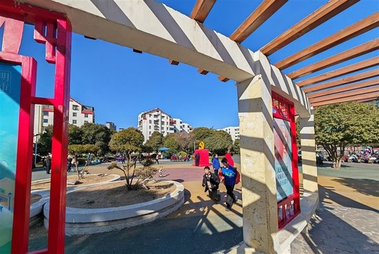 社区游园里，孩童嬉戏玩耍，成为家门口最明媚的风景。 姜涛 摄