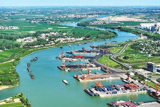 2025年，周口港作为河南内河航运第一大港，千吨级驳船越来越多。 本报全媒体记者 陈晓东 摄