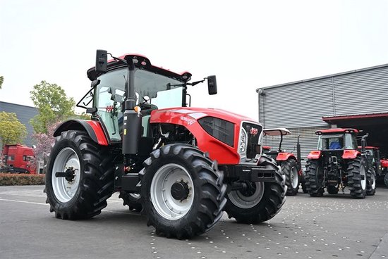 中国一拖集团厂区的东方红拖拉机（3月24日摄）。 李博 摄