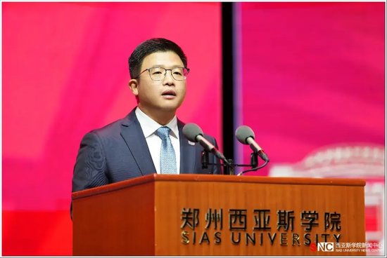 △校党委副书记、常务副校长吴华主持典礼