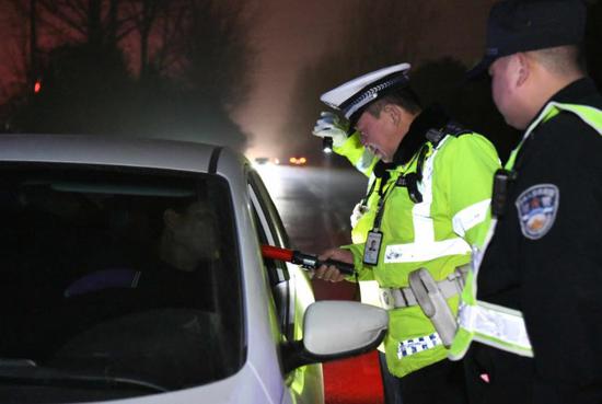 异地用警查酒驾 新密一晚上查获6个酒迷瞪
