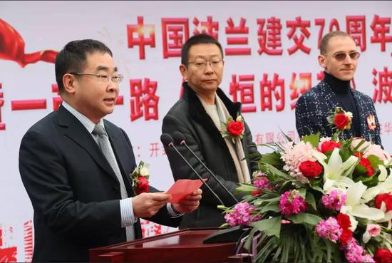 开幕式结束后,赛巴先生带领各位嘉宾一同参观本次波兰文化展。