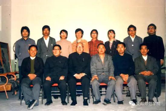 胡厚宣教授等与殷商文化班学生合影