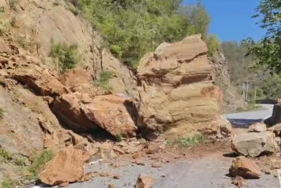 落石坍塌堵塞道路