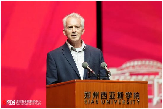 △美国金门大学校长布伦特·怀特致辞