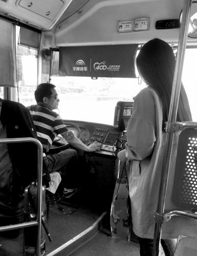 年轻人扫码支付非常熟练