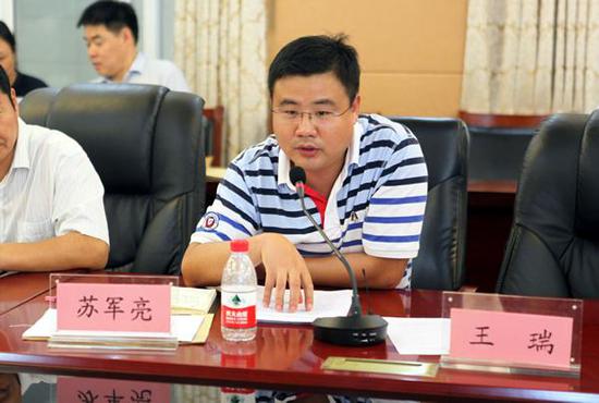 市人社局人力资源规划处副处长苏军亮为我市试行自主公开招聘教师工作试点学校的纪委书记、办公室主任做了相关工作培训。