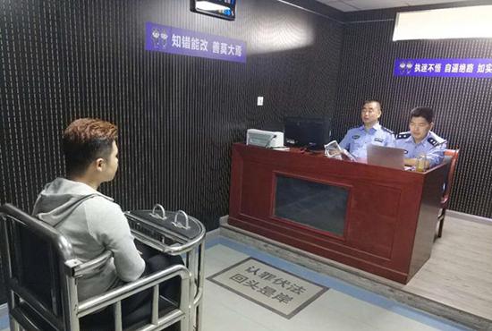 審訊犯罪嫌疑人。