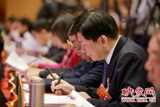 省人大代表認真聽取政府工作報告