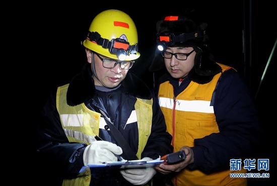 2月4日，中國鐵路鄭州局集團有限公司新鄉供電段的職工在核對檢測數據。